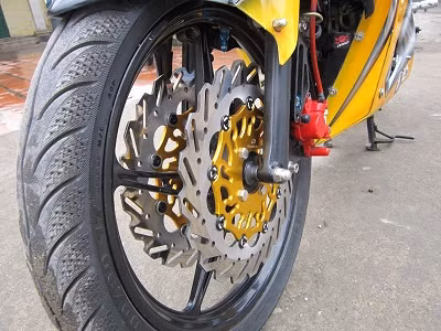 Dĩa Racing Boy size 300mm làm bánh xe nổi bật hẳn.