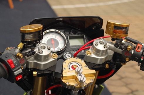 Cận cảnh đầu xe cầu kỳ nhưng lại rất hiện đại.