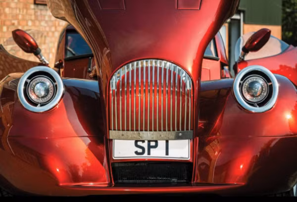 Thân xe hoàn toàn khác biệt với phong cách của concept LifeCar năm 2009 được làm hoàn toàn thủ công từ nhôm và sơn phủ nhiều lớp. Lớp sơn nền màu tối tạo chiều sâu cho những lớp sơn sau khiến chiếc xe có màu sắc vô cùng sống động.