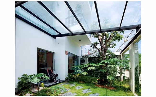 Không gian sân vườn trong lành với nhiều cây xanh.