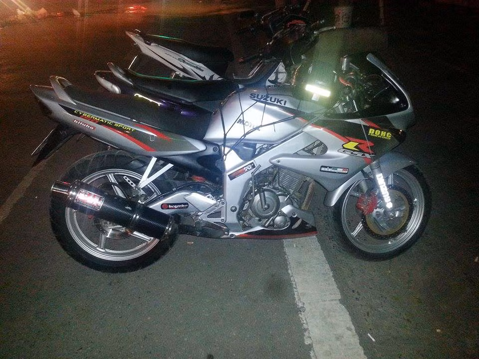 Theo đánh giá của nhiều dân chơi, nhìn ngang nhìn ngửa, Suzuki FXR150 đều toát lên vẻ đẹp kiêu hãnh như một chiến binh bất chấp mọi địa hình. Ảnh: Suzuki FX125 "nép vế" khi đứng cạnh người anh em Suzuki FXR150.