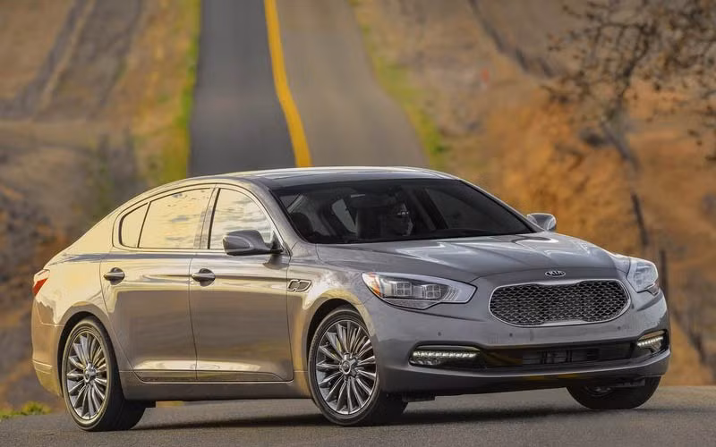 Kia K900 2015 được xem là đối thủ cạnh tranh trực tiếp với Mercedes-Benz S-class, Audi A8 và BMW 7-Series.