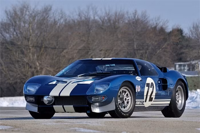 4. Ford GT40 Prototype 1964 – 7.000.000 USD. Chiếc GT40 sở hữu trọng lượng nhẹ, tích hợp cùng động cơ V8 dung tích 4.7 lít. Niềm kiêu hãnh vốn có từ động cơ và hộp số trong phiên bản đời đầu khiến chiếc GT40 đạt mức giá khó tin, 7 triệu USD.