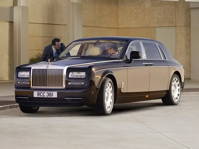 Rolls-Royce Phantom 2014 có giá 474.990 USD: Xe trang bị động cơ V12 dung tích 6749cc, sản sinh sức mạnh 453 mã lực, vận tốc tối đa 260km/h và mất 5,9 giây để tăng tốc từ 0-100km/h. Phantom có đầy đủ các công nghệ tiên tiến cả dưới nắp ca-pô và bên trong xe. Công nghệ điều khiển bằng ngón tay và hệ thống túi khí tiên tiến tạo nên một chiếc xe tinh tế và hiện đại.