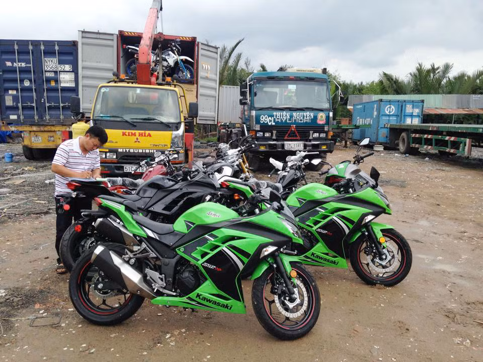 Bộ tứ Kawasaki Ninja 300 ABS màu xanh-đen có giá bán 300 triệu đồng/chiếc tại thị trường Việt Nam. Xe sử dụng động cơ 4 thì, 297 phân khối, làm mát bằng chất lỏng, công suất 39 mã lực tại 11.000 vòng/phút, mô-men xoắn cực đại 27 Nm tại 10.000 vòng/phút, đi kèm hộp số 6 cấp.