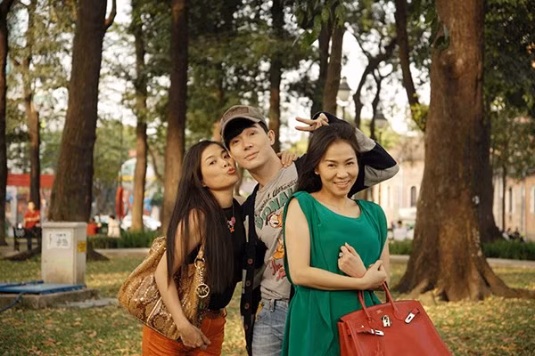 Trong lần dạo phố này, cô chọn bộ váy màu xanh đơn giản, kết hợp túi Hermès màu cam đỏ nổi bật, ước lượng giá trị khoảng 17.900 USD. Đi cùng cô là 2 người em thân thiết: nữ ca sĩ Mỹ Lệ và nam ca sĩ Nathan Lee.