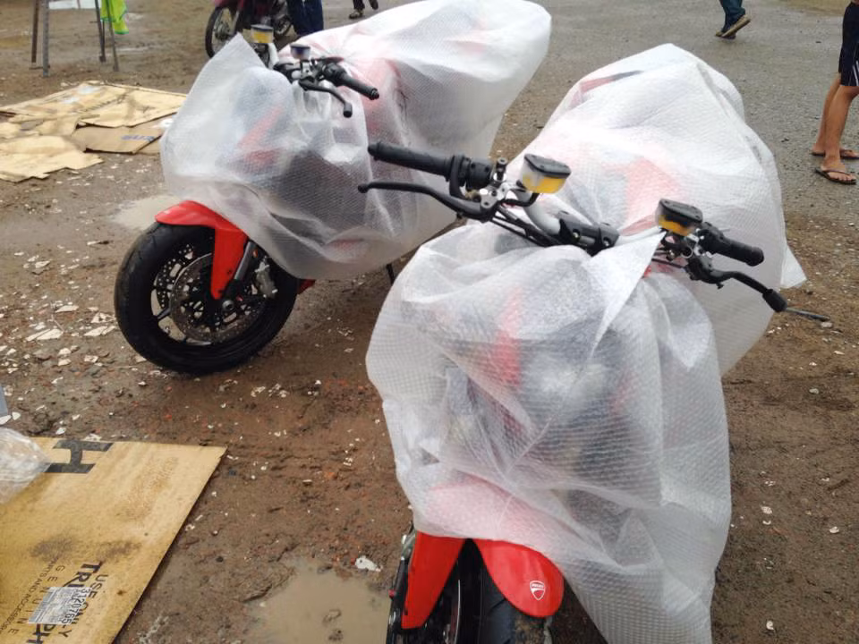 2 em Ducati Streetfighter 848 được bảo vệ cẩn thận. Đây là dòng xe được đánh giá là đẹp nhất trong dòng nakedbike của Ducati.