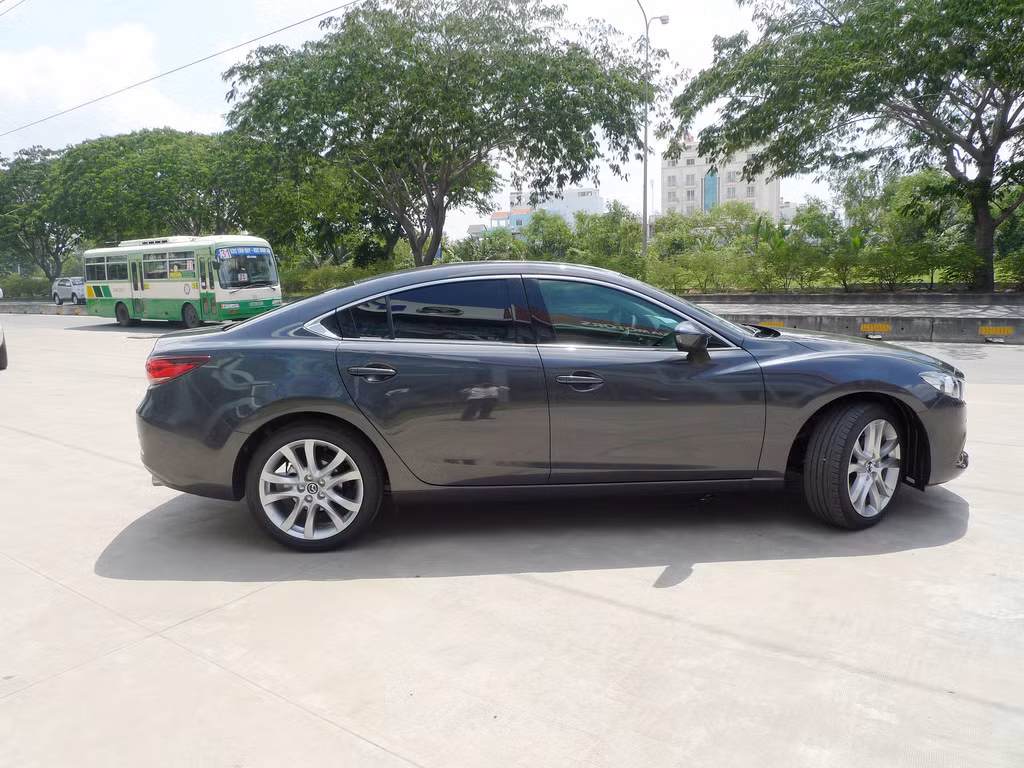 Khách hàng còn được tặng thêm bộ phụ kiện bao gồm: DVD tích hợp Bluetooth, GPS và khóa cửa tự động. Mazda 6 có 6 màu để chọn lựa. Ảnh: Otosaigon.