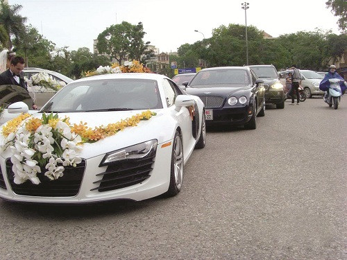 Trước đó, trên đường phố Tuyên Quang cũng xuất hiện những chiếc xe sang bao gồm: Audi R8, Bentley, X5, Lexus RX trong một đám cưới của vị đại gia xứ Tuyên.