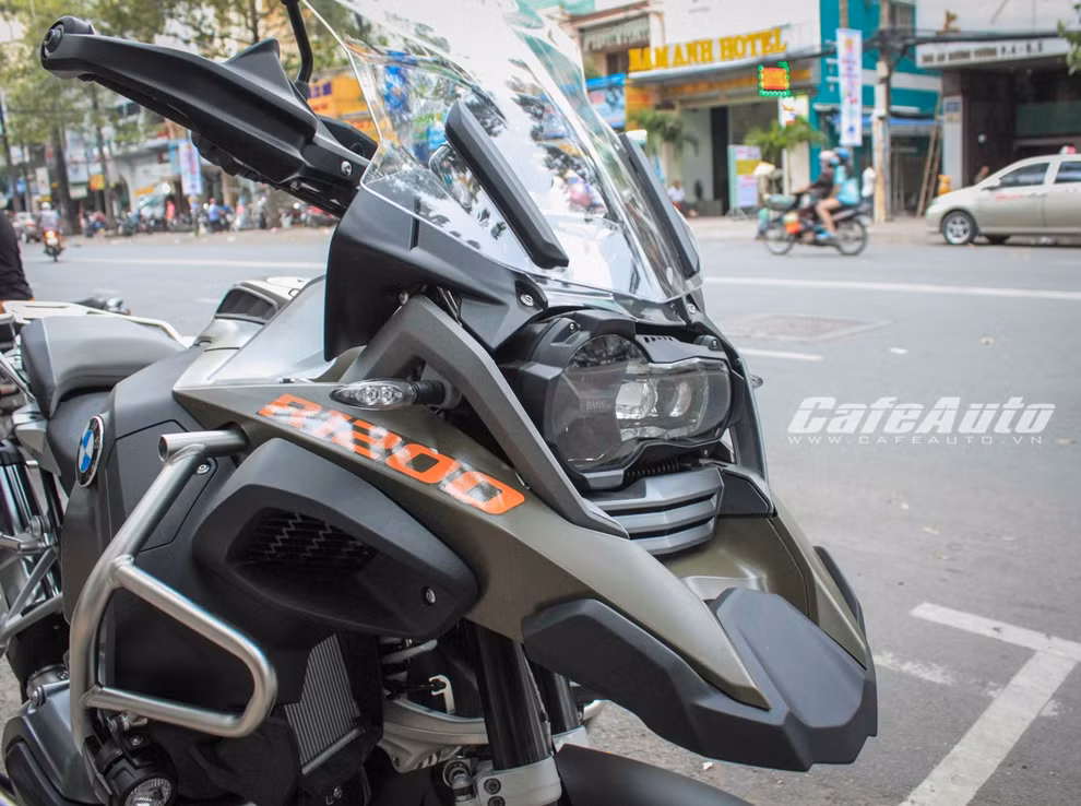 BMW R1200GS 2014 được xây dựng dựa trên nền tảng khung gầm bằng ống thép và có khả năng chịu lực cực tốt, chống chọi tối đa lực va đập.