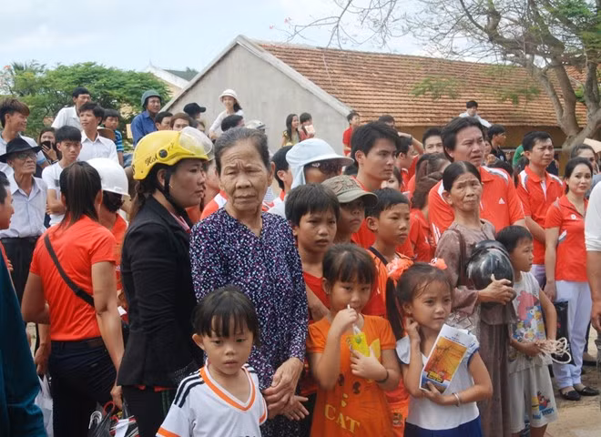 Ngay từ sáng sớm, hàng nghìn người dân Lý Sơn đã đổ ra đường và đến địa điểm khánh thành như một ngày hội. Ảnh: Zing News.