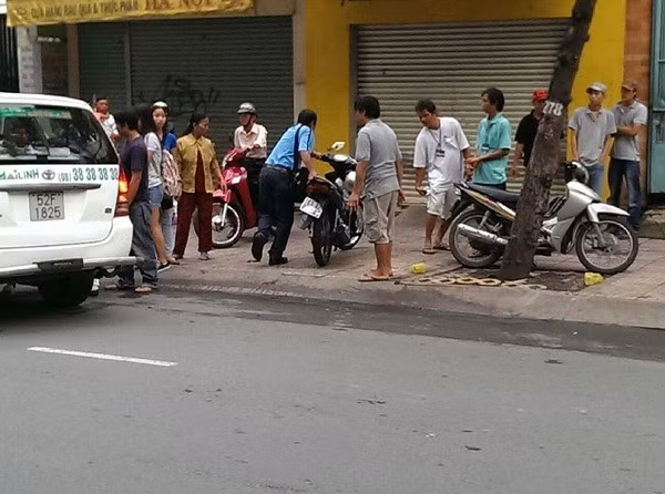 Chiếc xe máy bị tai nạn được đưa vào lề đường.