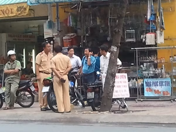 Cảnh sát giao thông tiếp nhận vụ việc.