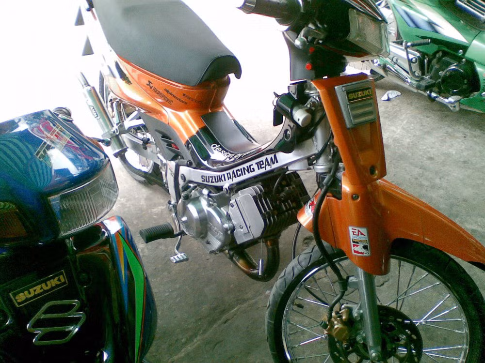 Chiếc màu da cam gây chú ý bởi 2 yếm xe được tháo tung, "nude" cả cục máy.