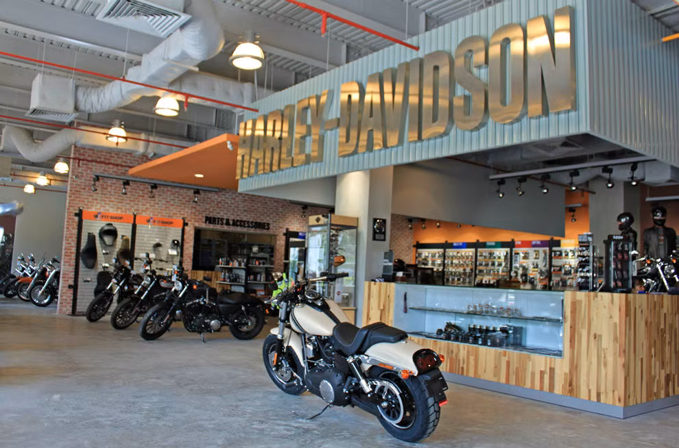 Với diện tích gần 1.000 m2, showroom Harley-Davidson Sài Gòn không chỉ là nơi trưng bày các mẫu xe, phụ kiện cũng như bảo hành, bảo dưỡng mà còn là nơi để các “tín đồ” của thương hiệu mang tính biểu tượng của ngành công nghiệp xe mô tô nước Mỹ thỏa niềm đam mê. Ảnh: Trung tâm showroom là quầy nhân viên tư vấn.