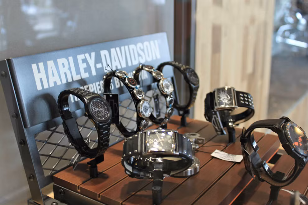 Đồng hồ phong cách Harley.