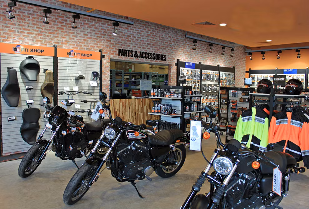 Bên trái khu vực nhân viên là quầy phụ kiện đồ chơi cho các dòng xe, được phân chia rõ ràng từng quầy với màu sắc riêng biệt. Multi-Fit là các phụ kiện đồ chơi thích hợp cho mọi loại xe.