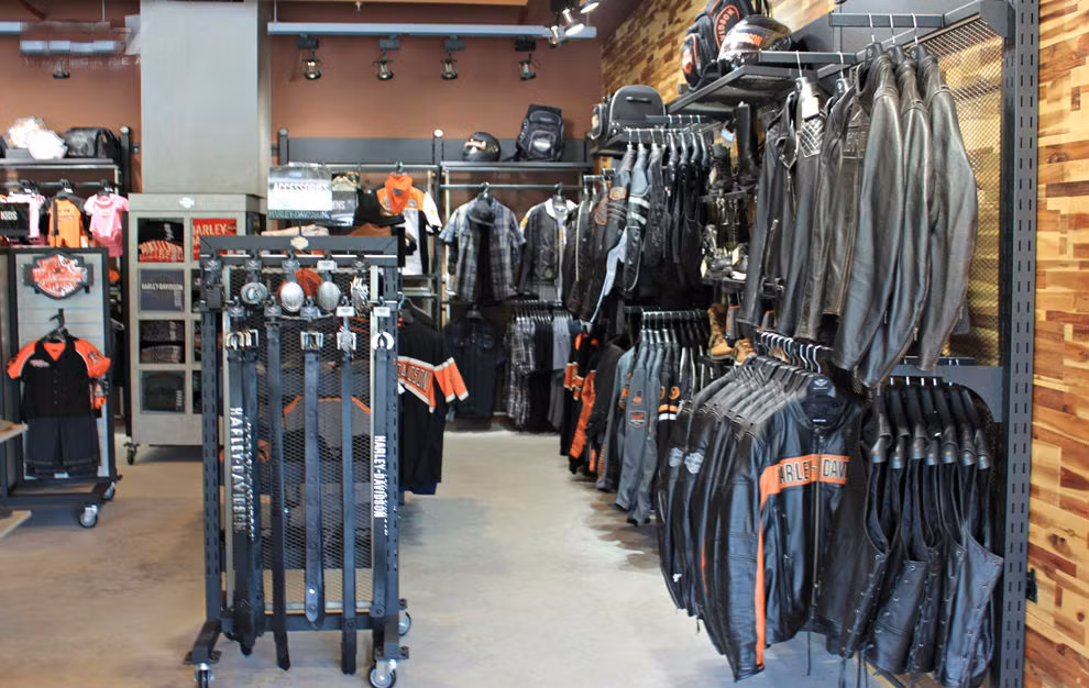 Bên phải là phòng cho khách hàng thử đồ, các kiểu áo khoác da, dây nịt có giá phù hợp.​