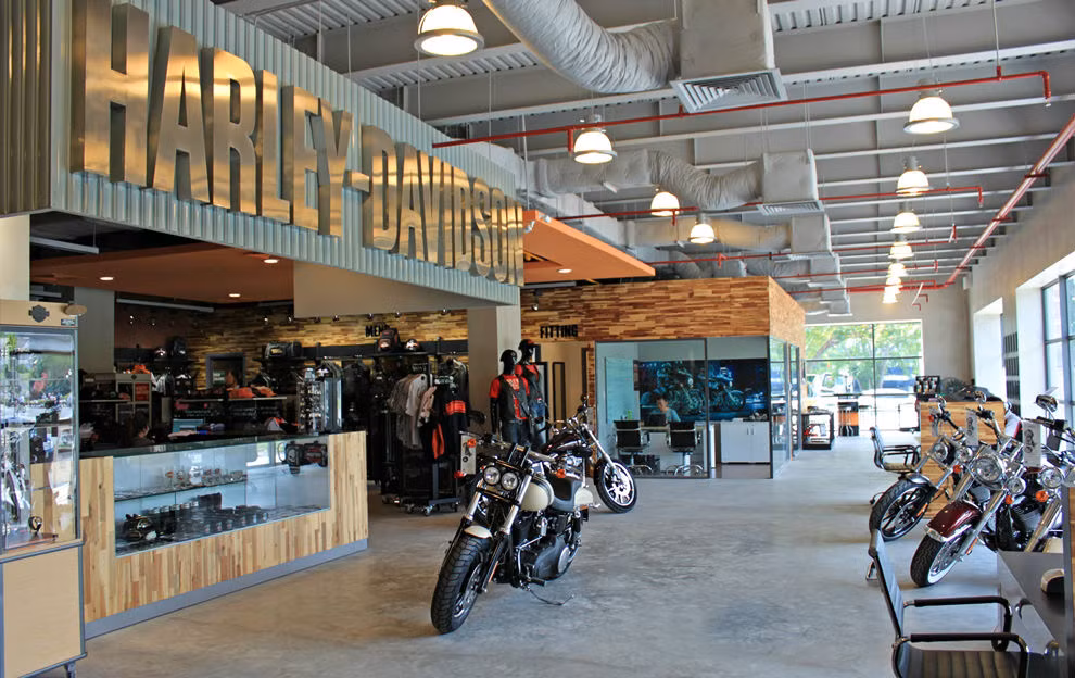 Các mẫu xe trưng bày tại showroom.