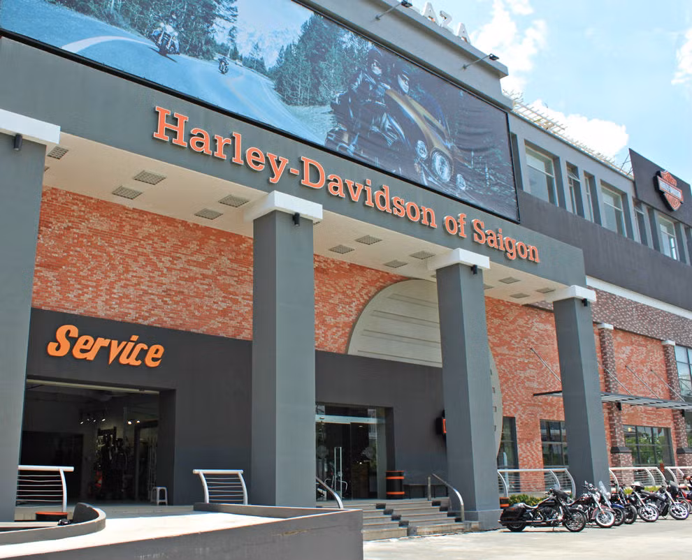 Được chính thức đi vào hoat động từ 30/11/2013, showroom Harley Davidson Sài Gòn nằm tọa lạc ngay góc đường trung tâm khu Phú Mỹ Hưng, quận 7 với đầy đủ các dịch vụ theo tiêu chuẩn toàn cầu.