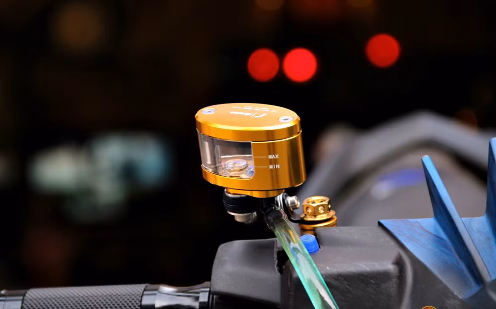 Để tăng khả năng giảm tốc, linh hoạt trong di chuyển, Optimus Prime còn được trang bị cặp tay thắng Racing Boy cùm dầu rời đi kèm bình dầu Rizoma Next.