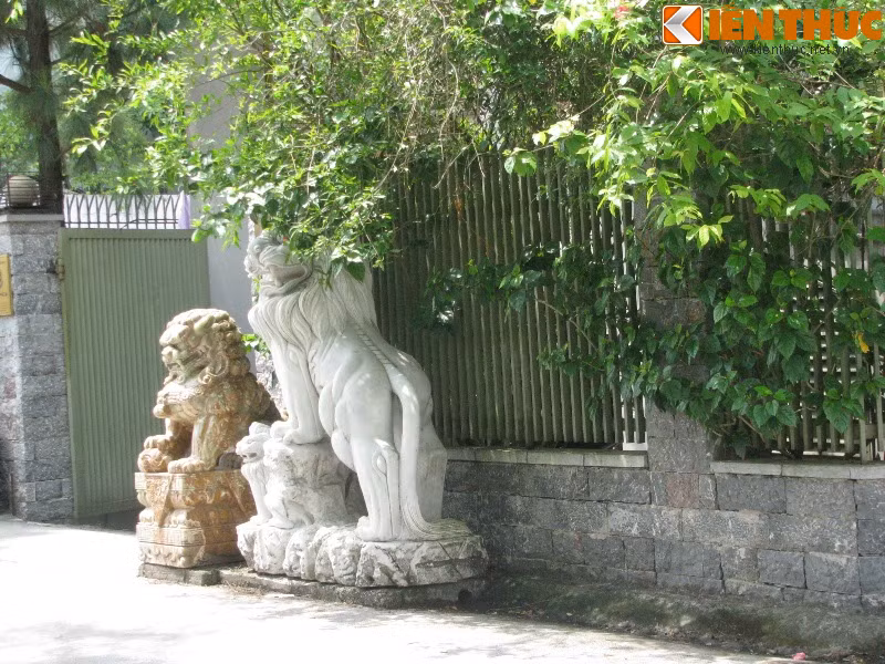 Cả 6 linh vật này đều được làm từ đá cẩm thạch, trong đó 4 chú sư tử trắng được điêu khắc theo dáng đứng còn 2 chú kỳ lân nâu đậm được điêu khắc với dáng ngồi.