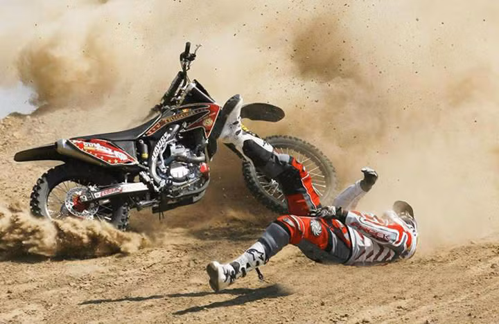 Cả cào cào và người cùng ngã ngửa.