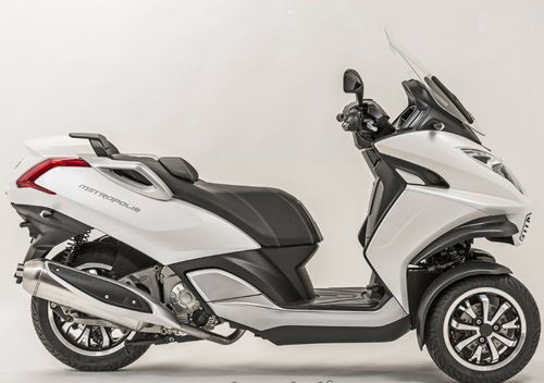 Phần đầu xe được trang bị bộ giảm chấn thủy lực tạo sự ổn định cao khi hoạt động trên đường gồ ghề, kính chắn gió điều chỉnh bằng tay, hộc chứa đồ rộng rãi ở đuôi xe. Hệ thống đồng hồ hiển thị của xe khá hiện đại, kết hợp kiểu truyền thống và một màn hình LCD hiển thị các thông số khác của xe.