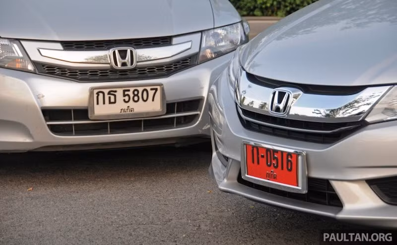 Tổng thể Honda City mới (xe phải) trông trẻ trung, hiện đại và thanh thoát hơn mẫu cũ (xe trái), nhưng nhìn chung vẫn khá hài hoà và thanh lịch, không mang phong cách quá hầm hố như đối thủ Toyota Vios.
