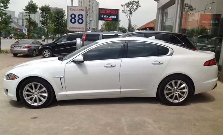 Nếu có dịp chiêm ngưỡng nội và ngoại thất của Jaguar XF, "chú báo" của nước Anh sẽ khiến bạn không khỏi bất ngờ.