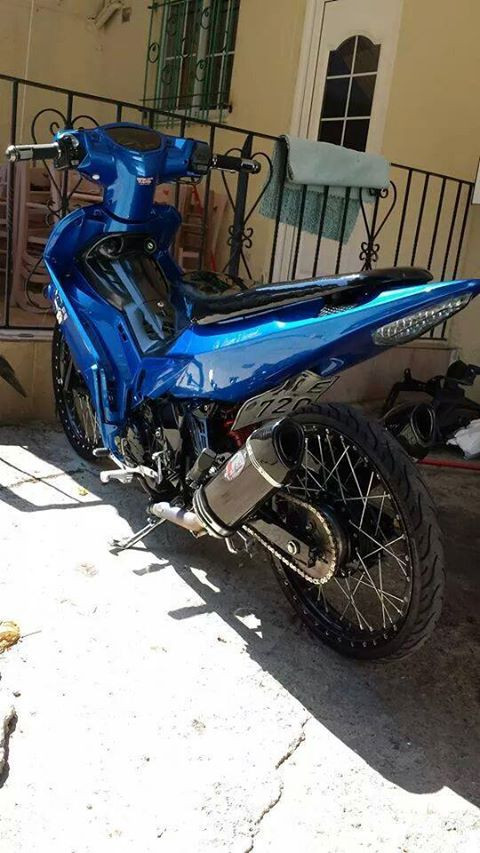 Exciter được gắn tới 2 pô cùng bộ lốp trẻ trung như được điểm pha lê. Nhiều dân chơi đồn đoán, chiếc xe này có nhiều hơn 1 piston.