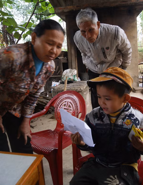 Cháu Đạt tự tin đọc chữ.