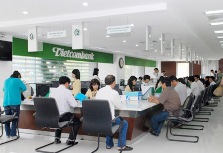 Ngân hàng TMCP Ngoại thương Việt Nam (Vietcombank) là đại diện duy nhất của ngành ngân hàng có mặt trong danh sách bình chọn của Forbes liên tiếp trong 2 năm qua. Năm 2013, Vietcombank đạt doanh thu và lợi nhuận sau thuế tương ứng là 31.040 tỷ đồng và 4.358 tỷ đồng, vốn hóa 67.200 tỷ đồng.