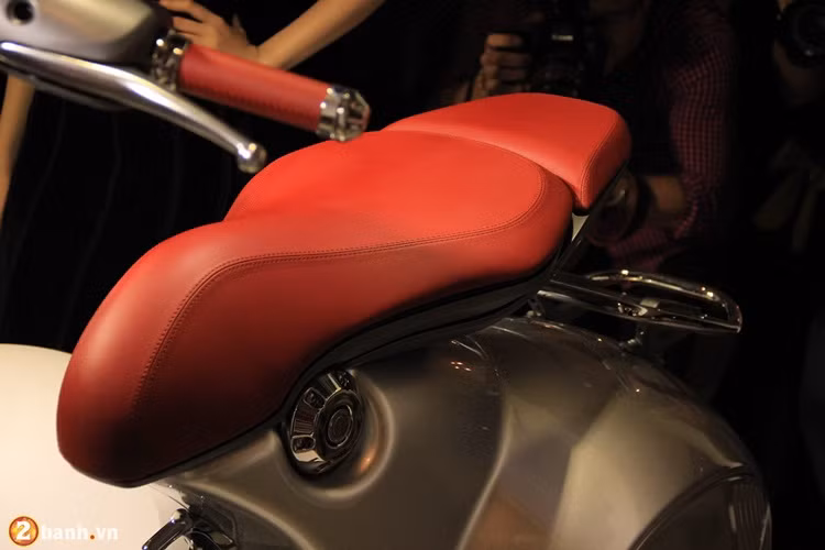 Vespa 946 Bellissima có những điểm nhấn nổi bật với yên xe thiết kế mới làm bằng chất liệu cao cấp, kết hợp tinh tế cùng giá đỡ phía sau mạ crome mới. Yên xe đơn được gắn với thân xe nhờ một bản lề nhôm. Chủ sở hữu chiếc xe Vespa 946 còn được tặng kèm một yên phụ độc đáo dành cho người ngồi sau.