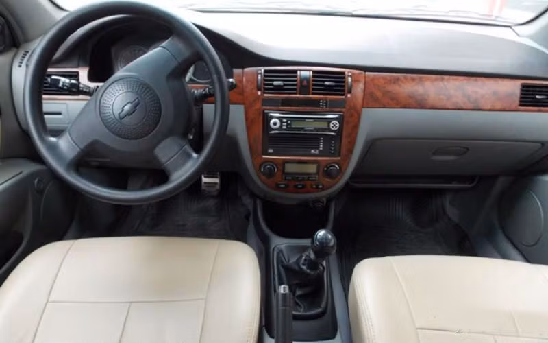 Xe sử dụng động cơ phun xăng điện tử 4 xi-lanh dung tích 1.6, công suất 107 mã lực và số sàn 5 cấp. Lacetti EX tiêu thụ 8L/100km đường trường và 11L/100km đường phố.