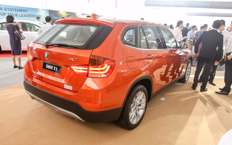 Những chi tiết nổi bật về mặt ngoại thất của xe bao gồm: mâm xe hợp kim trọng lượng nhẹ 5 chấu kép với kích thước 17inch và màu sơn mới Sparkling Brown Metallic.