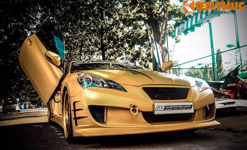 Một chiếc Genesis đời 2011 độ Body Drift. Phuộc hơi có thể tự nâng hạ gầm. Xe có hệ thống phanh của D2 và bánh mâm 19 inch của Avantgarde.