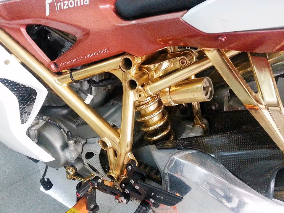 Để tránh mài mòn và tác động cơ học bên ngoài, sau khi mạ xong, xe được phủ một lớp nano bảo vệ.