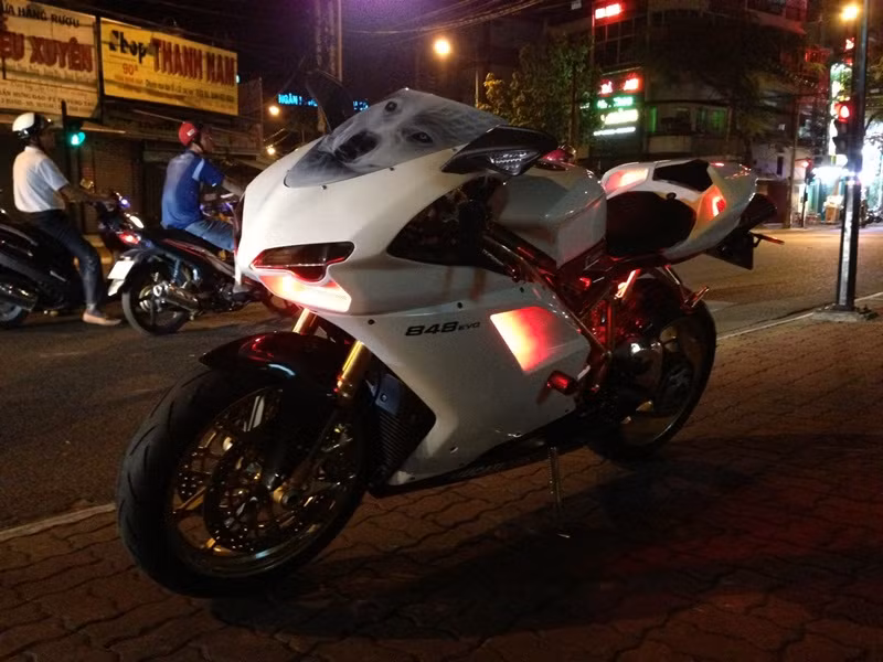 Chiếc xe rực sáng trong đêm. Mặt trước của xe cũng được chế thêm hình đầu Sói.