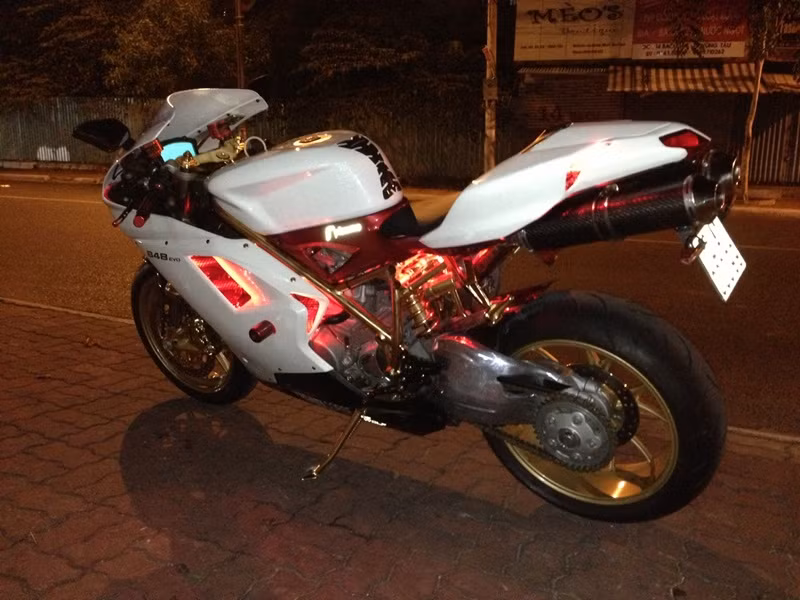 Ngoài lớp vàng 24K thì chiếc Ducati này cũng được tân trang thêm các đồ chơi đi kèm như còi, đèn ốp thân xe, bình xăng...