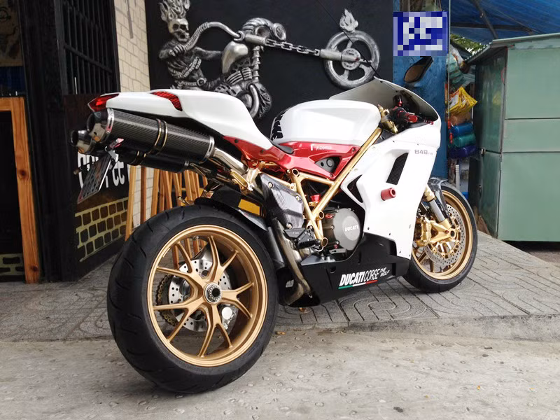 Theo các kỹ sư độ xe, việc độ vàng cho siêu xe này còn khó gấp nhiều lần so với việc độ vàng cho Rolls-Royce Phantom hay Bentley.