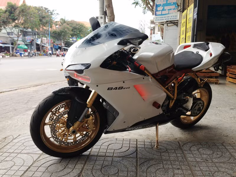 Với gần 200 chi tiết lớn nhỏ khác nhau được mạ vàng, phải mất gần 2 tháng và sử dụng hơn 10 phương pháp, quy trình mạ khác nhau để thực hiện độ vàng cho chiếc xe này. Thậm chí chân trống cũng được mạ vàng 24K.