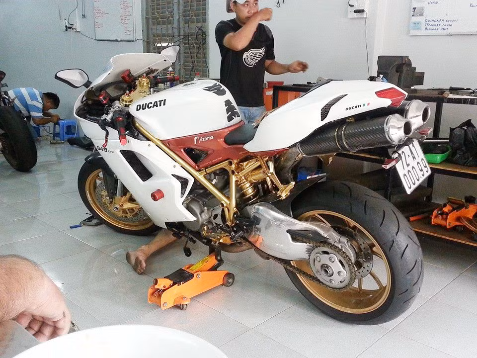 Mẫu sportbike này sở hữu động cơ mạnh mẽ với hộp số 6 cấp, bộ ly hợp ướt giúp xe có khả năng tăng tốc từ 0-100km/h chỉ trong 3,3 giây. Với việc độ vàng 24K, siêu xe 2 bánh đạt kỷ lục về giá trị và tốc độ bởi nhanh hơn 0,5 giây so với siêu xe 4 bánh Lamborghini Gallardo động cơ V10.