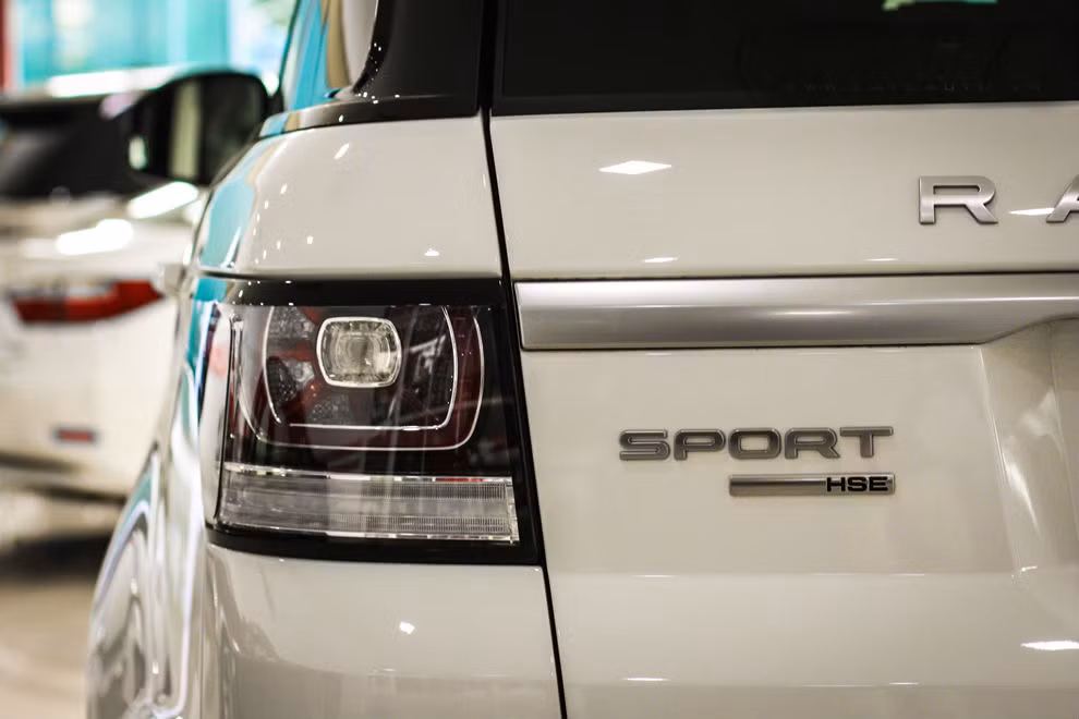 ... với chiều dài x rộng x cao lần lượt là 4.850 x 2.220 x 1.780 mm, chiều dài cơ sở 2.923 mm, khoảng sáng gầm xe từ 213 – 278 mm, có thể điều chỉnh thông qua nút bấm điện tử trên xe.