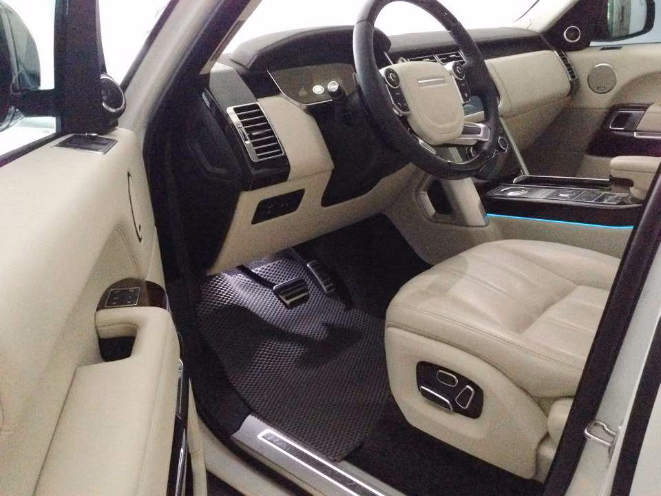 Range Rover LWB được trang bị động cơ V8 siêu nạp, công suất tối đa 503 mã lực tại 6.000 - 6.500 vòng/phút và mô-men xoắn cực đại 624 Nm tại 2.500 - 5.500 vòng/phút. Xe có hộp số tự động 8 cấp, có khả năng tăng tốc từ 0-100 km/h trong 5,5 giây. Ảnh: Facebook Gia Binh.