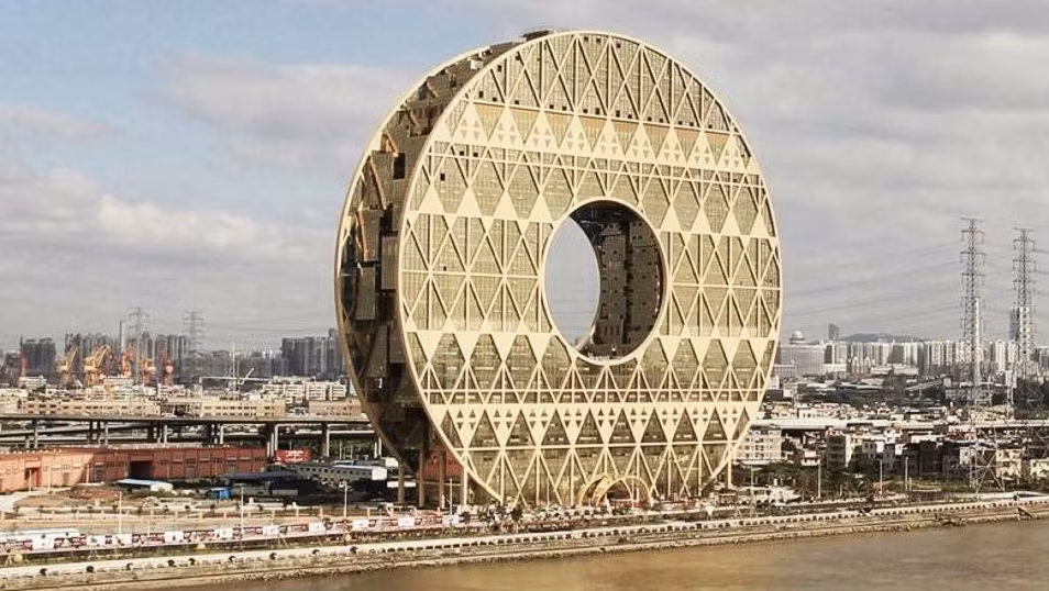 Tòa nhà có tên Plastics Exchange của một công ty nhựa tại Quảng Châu, tỉnh Quảng Đông, Trung Quốc gây tranh cãi do thiết kế giống đồng xu cổ, khiến người ta liên tưởng đến sự hám lợi. Tổng chi phí xây dựng tòa nhà lên đến 50 triệu euros.