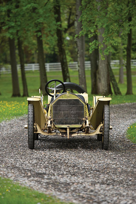 Tới nay, dù đã hơn trăm tuổi, siêu xe này vẫn có khả năng đạt vận tốc tối đa tới 160 km/h. Chiếc xe được trang bị động cơ 4 xy lanh, dung tích 4,8 lít với công suất tối đa 48 mã lực.