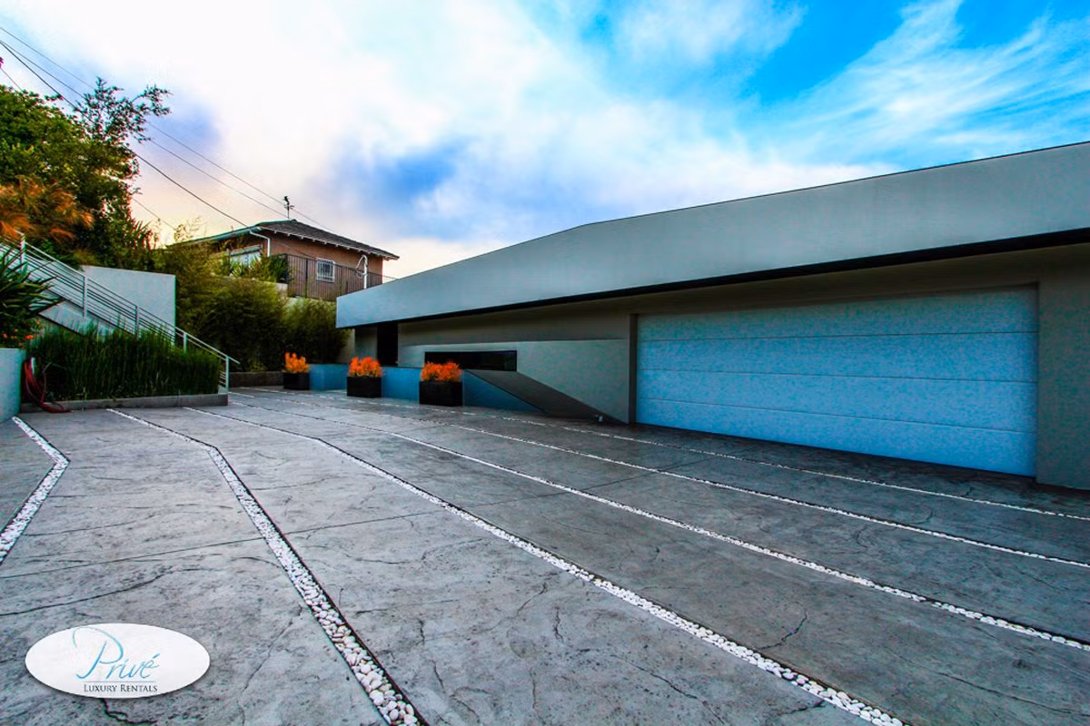 Ngôi nhà mang tính chất rất riêng tư. Mỗi khách được cấp một mã số tùy chỉnh được lập trình sẵn để vào cổng của ngôi nhà, nhà để xe và cửa trước.