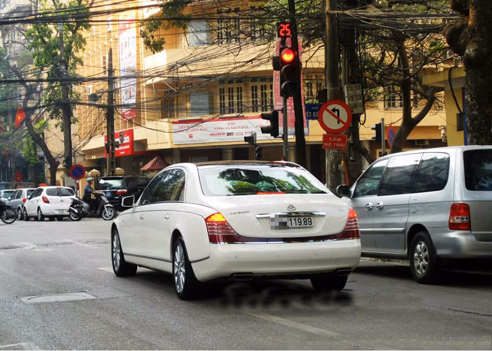 Maybach 62S mang biển số Hà Nội.