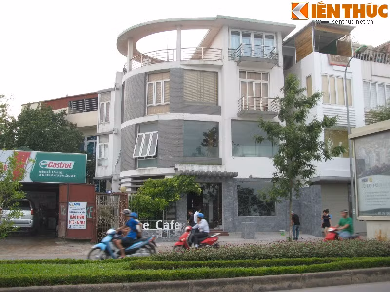 Không gian dành cho việc thưởng thức cà phê nhưng lại như lô cốt của một ngôi nhà ở quận Tây Hồ.